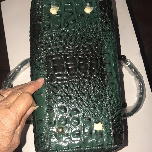 NWOT Women’s Crocodile-Embossed Handbag - Picture 14 of 16